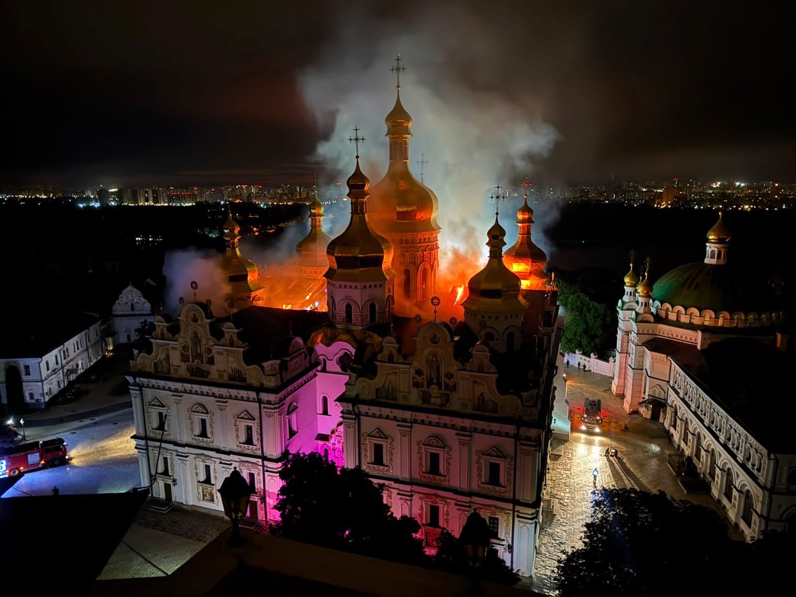 Rusia a lansat un nou val de atacuri cu rachete și drone asupra Ucrainei. Catedrala Adormirii Maicii Domnului din Kiev a luat foc