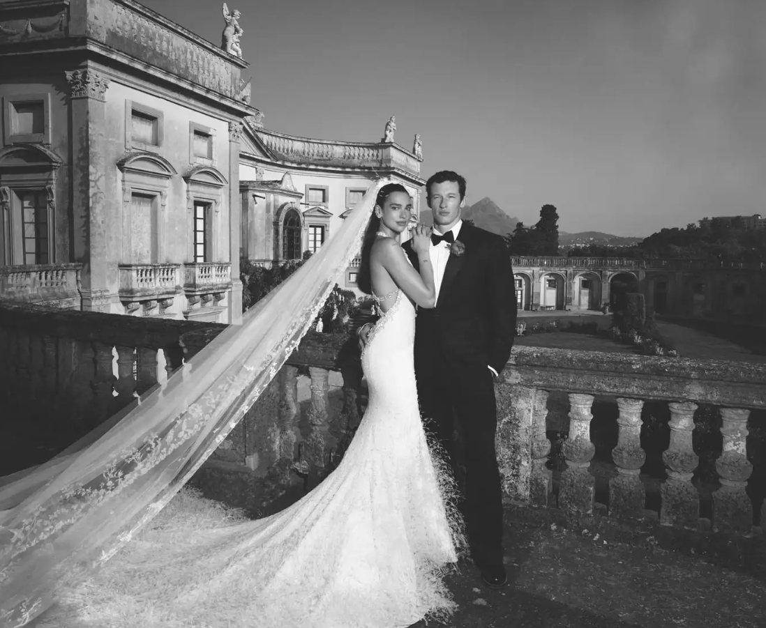 Dua Lipa împărtășește imagini intime de la nunta sa cu Callum Turner în Sicilia