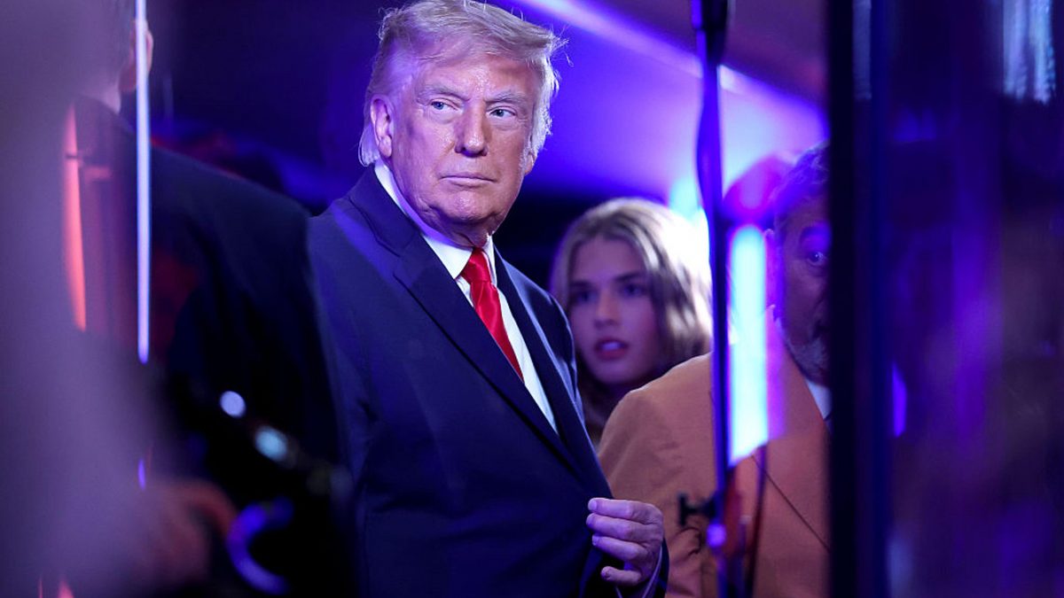 Donald Trump a fost huiduit de publicul din New York cu imnul național pe fundal în cadrul meciului trei al Finalei NBA