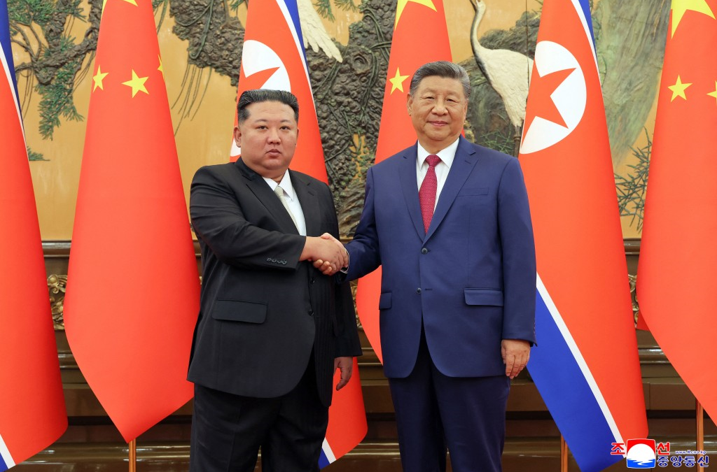 Xi Jinping îl va vizita pe Kim Jong-Un la Phenian, pentru prima dată în aproape șapte ani. Consolidarea relațiilor China-Coreea de Nord, obiectivul principal
