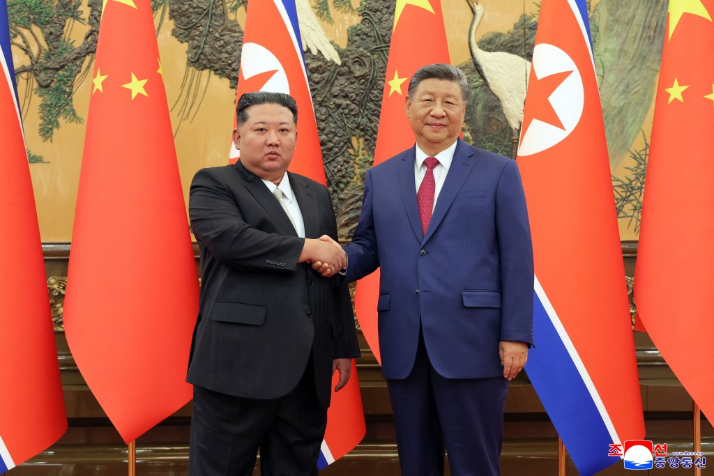 Xi Jinping îl va vizita pe Kim Jong-Un la Phenian, pentru prima dată în aproape șapte ani. Consolidarea relațiilor China-Coreea de Nord, obiectivul principal
