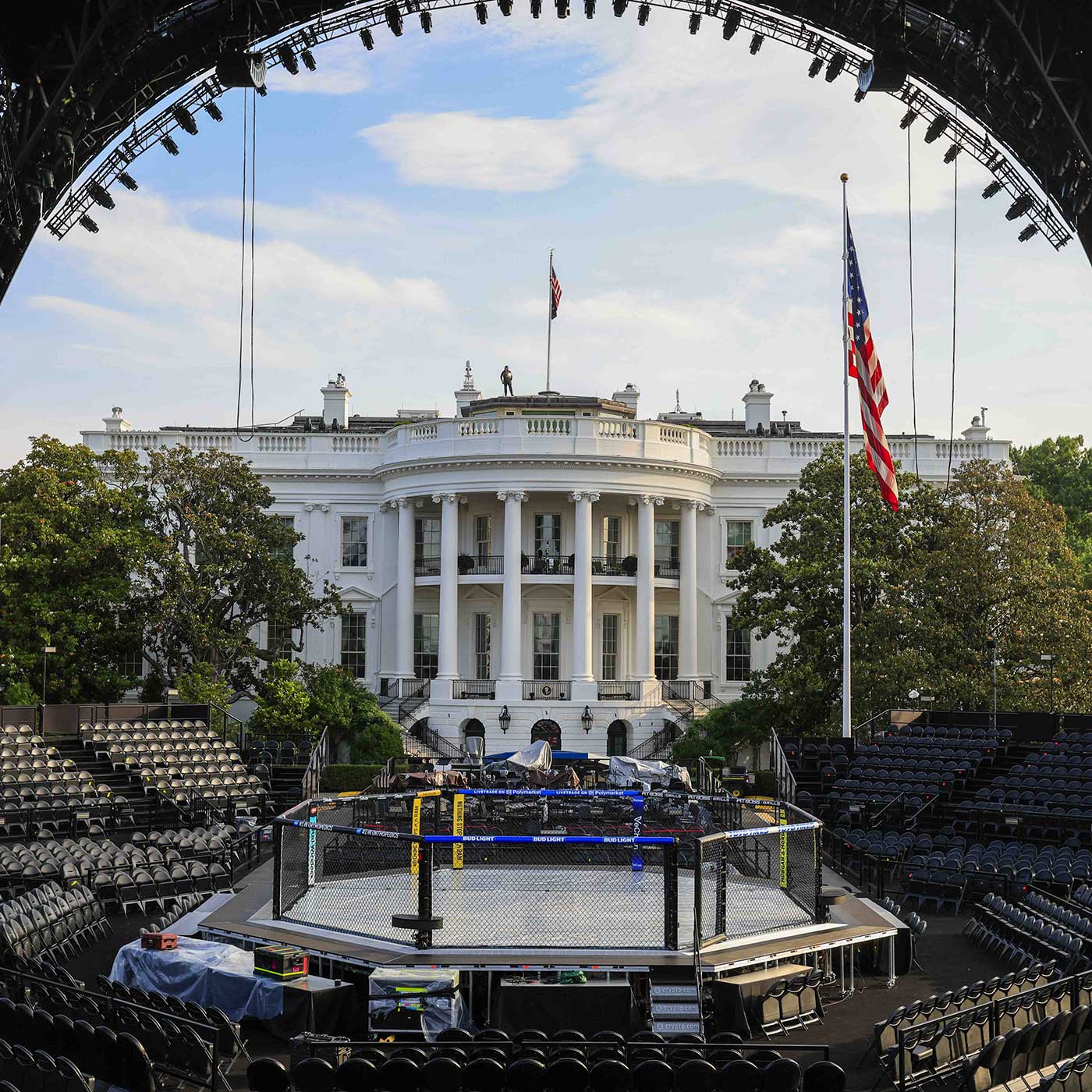 Trump își sărbătorește aniversarea de 80 de ani cu 7 meciuri MMA organizate la Casa Albă. 14 luptători vor intra, pe 14 iunie, într-o cușcă special amenajată pe peluza sudică