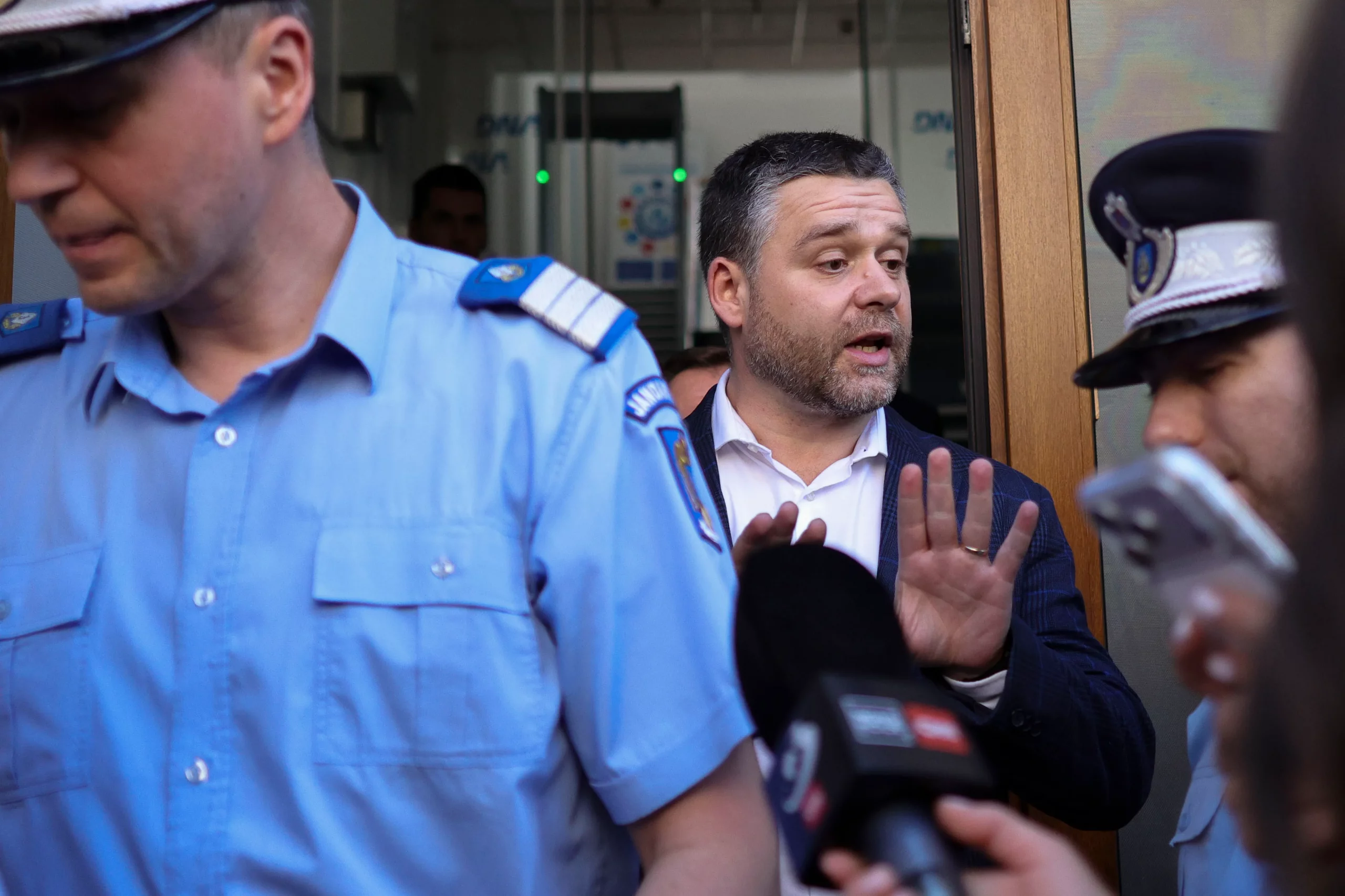 Ciprian Ciucu, după audierile de la DNA: „Sunt nevinovat şi vreau să-mi duc mandatul la capăt”. Primarul Capitalei a fost plasat sub control judiciar pentru 60 de zile