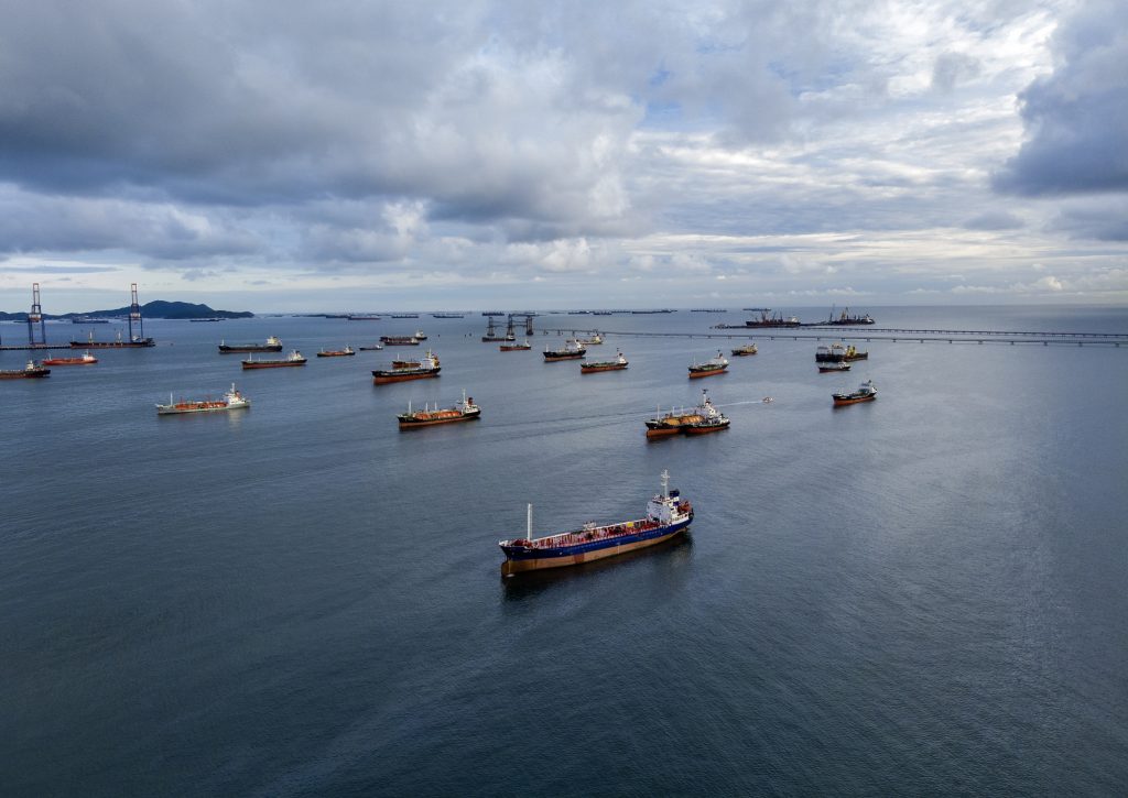 Oil tankers and gas tankers were affected by the closure of the Strait of Hormuz, leading to a global energy crisis stemming from the war in the Middle East.(Aerial view)