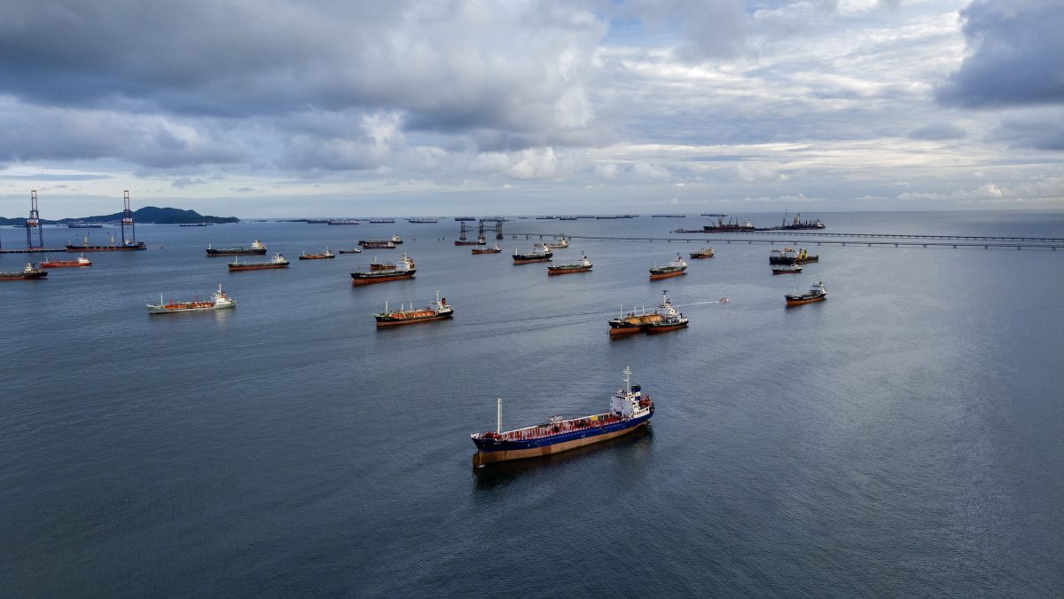 Oil tankers and gas tankers were affected by the closure of the Strait of Hormuz, leading to a global energy crisis stemming from the war in the Middle East.(Aerial view)