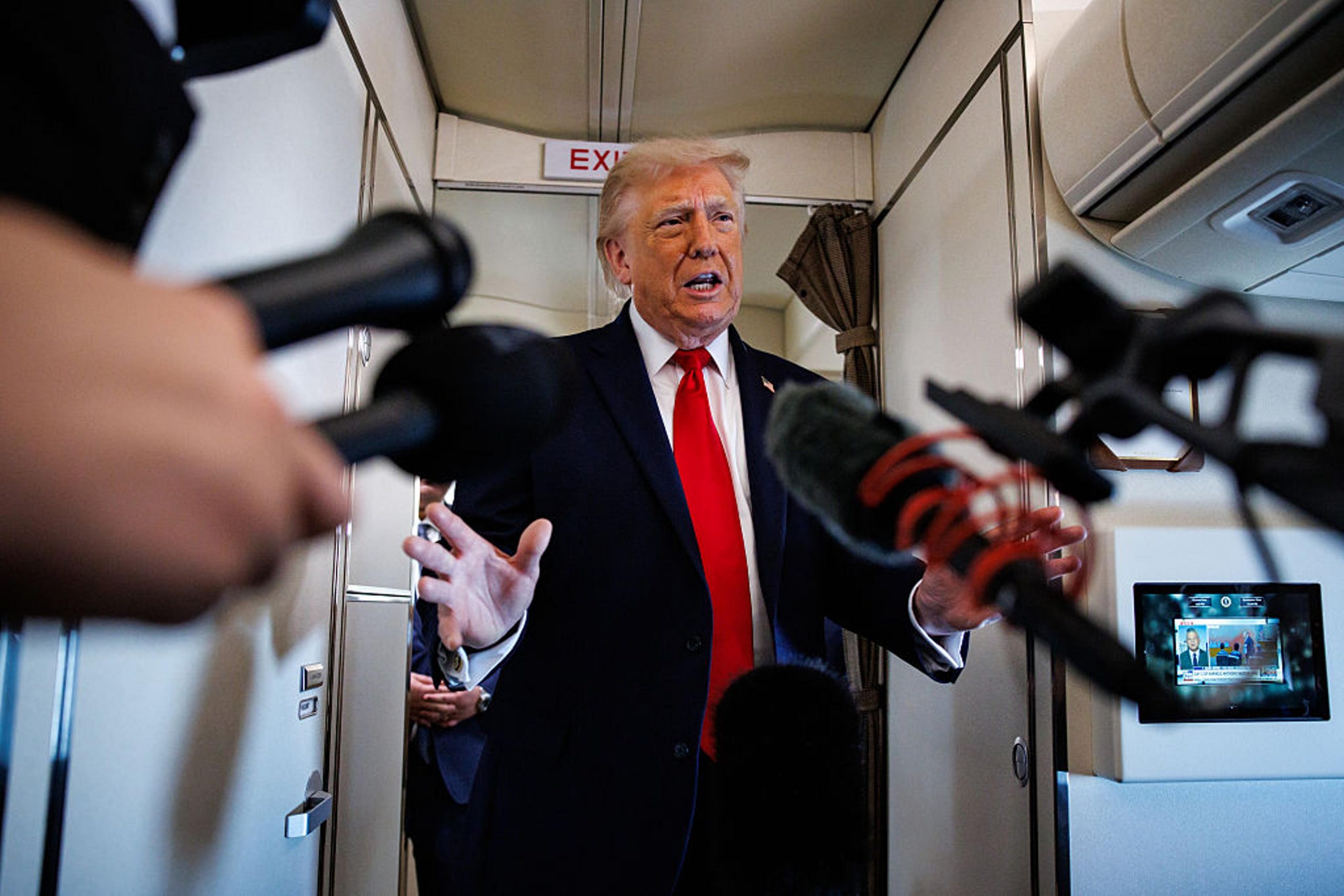 Trump anunță că Statele Unite vor ataca puternic Iranul în această seară: „I-am lovit și ieri, îi lovim foarte tare și azi”