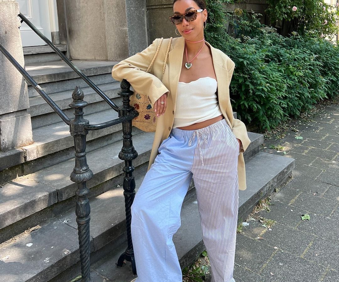 Pantalonii inspirați de pijamale sunt noul trend al verii pe TikTok. Sunt comozi și răcoroși, dar multe femei spun că lungimea lor le pune piedici, la propriu