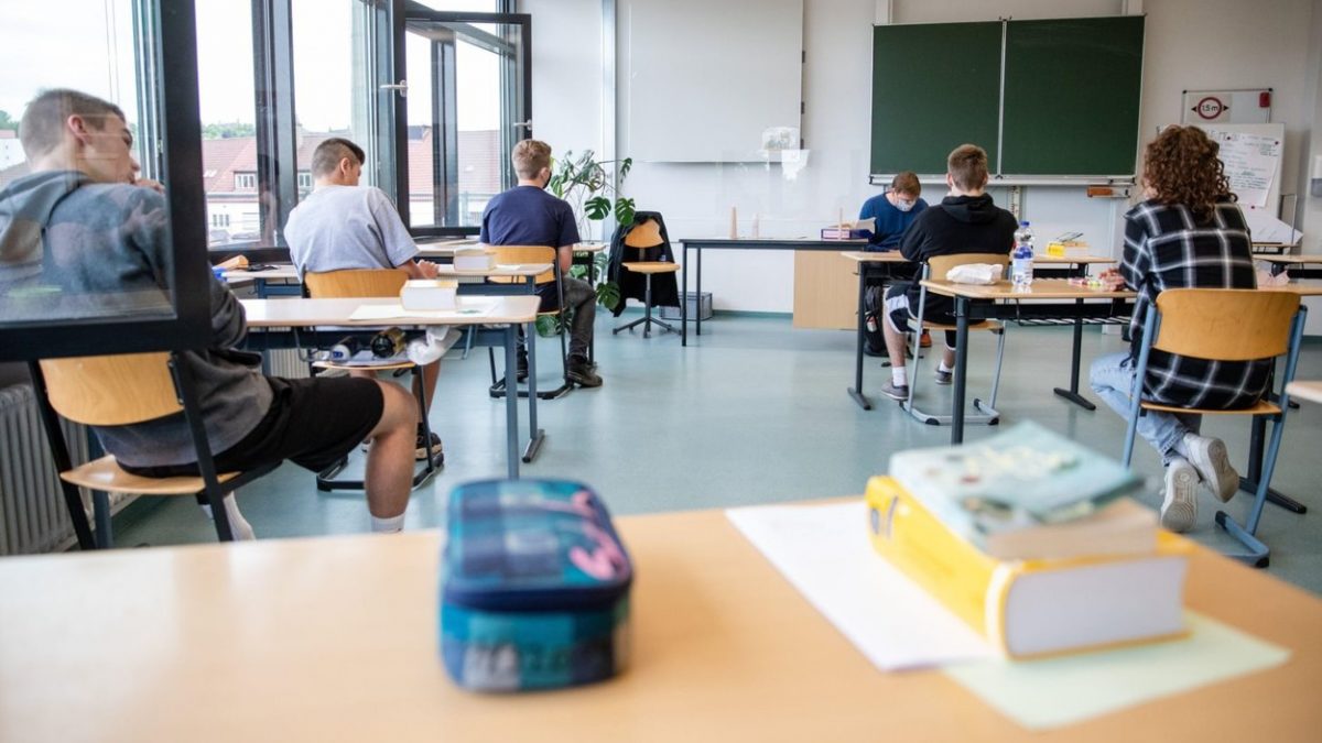 20 May 2020, Baden Wuerttemberg, Tbingen: Students in a 10th grade sit in a classroom of the Gemeinschaftsschule West and wait for their final exam in German to start. Photo: Christoph Schmidt/dpa