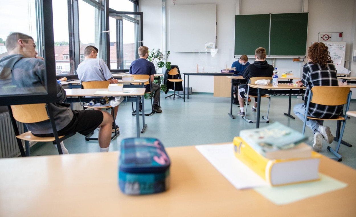Bacalaureat 2026: Ministerul Educației amână cu o zi proba obligatorie a profilului din cauza codului roșu de caniculă