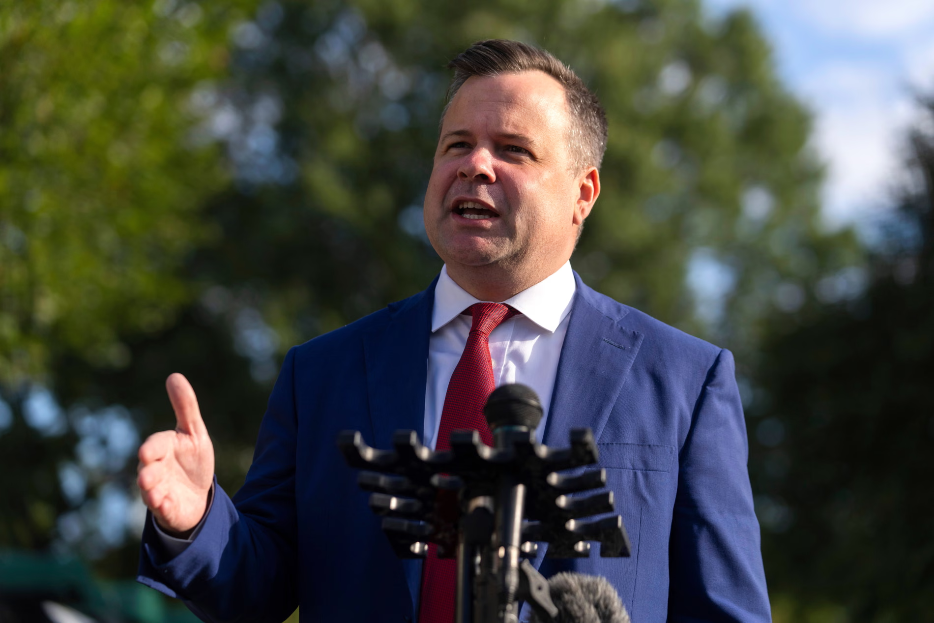 Trump l-a numit pe Bill Pulte în funcția de director interimar al Serviciilor de Informații ale SUA, după demisia lui Tulsi Gabbard. Numirea sa a stârnit reacții agresive în rândul Republicanilor și Democraților