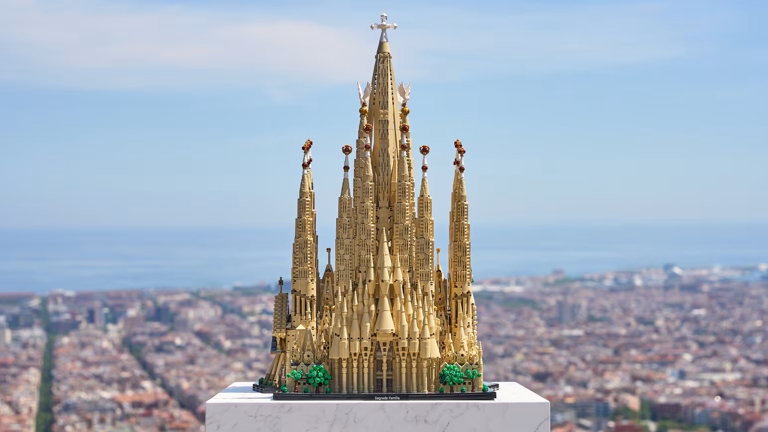 LEGO lansează Sagrada Família în miniatură, de 12.060 de piese, cel mai mare set de până acum. Capodopera lui Gaudi se apropie de finalizare după 144 de ani
