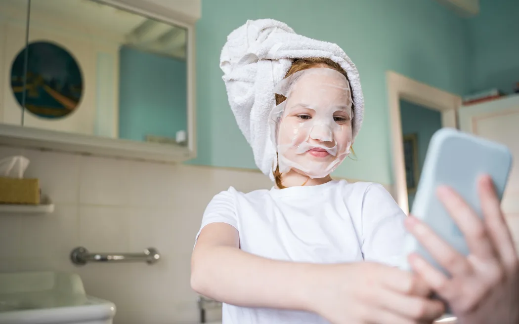 „Cosmeticorexia”, noul fenomen în rândul fetițelor de 8-14 ani care îi sperie pe dermatologi. Sunt obsedate de a obține „pielea perfectă” și folosesc zilnic produse de îngrijire nocive