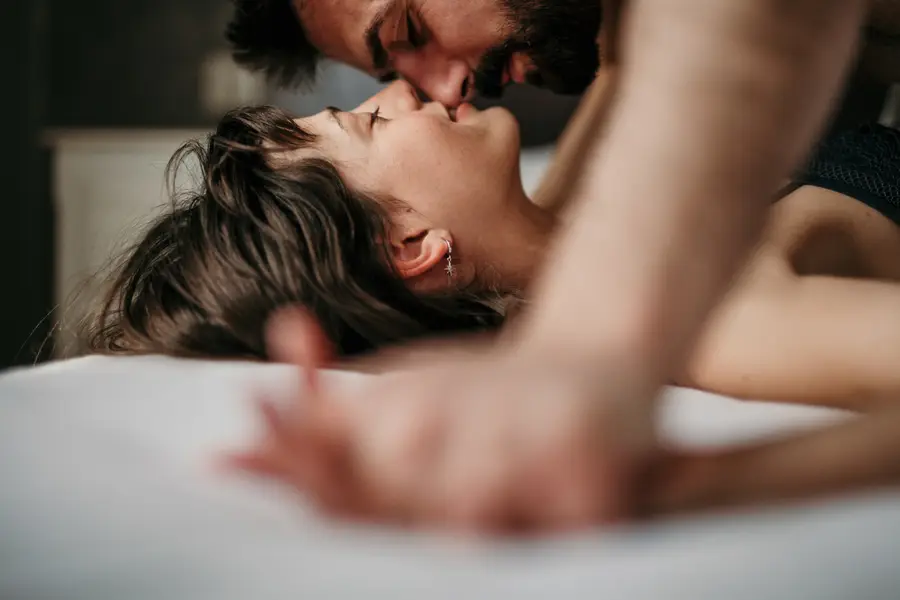 Dirty talk-ul poate crește satisfacția sexuală, dar unele expresii pot crea presiune de performanță. Specialiștii explică efectele asupra relației și riscurile asociate
