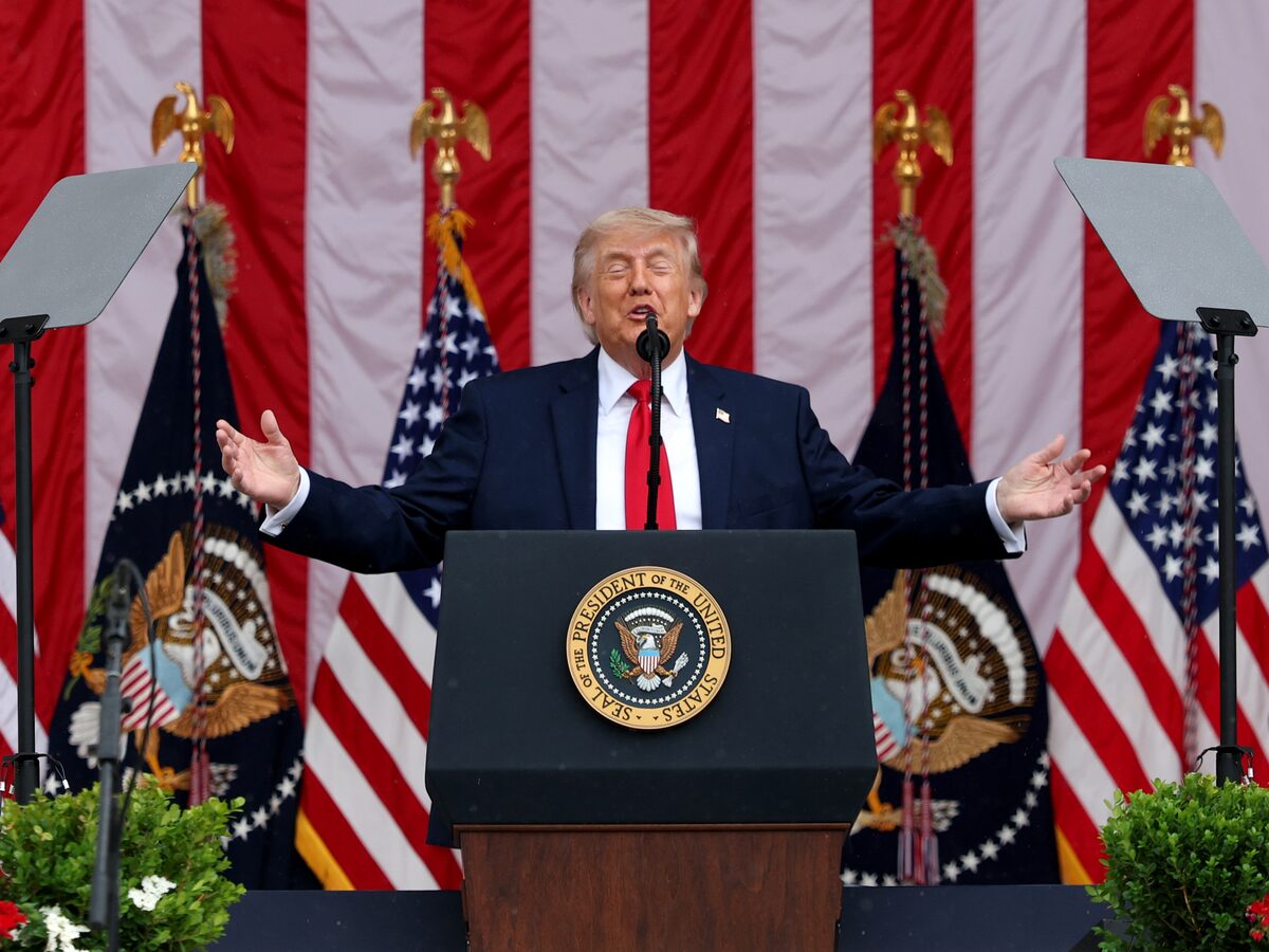 Trump împlinește astăzi 80 de ani. Evenimente de amploare în SUA: Parada militară, meciuri MMA la Casa Albă, proteste, și un posibil acord cu Iranul