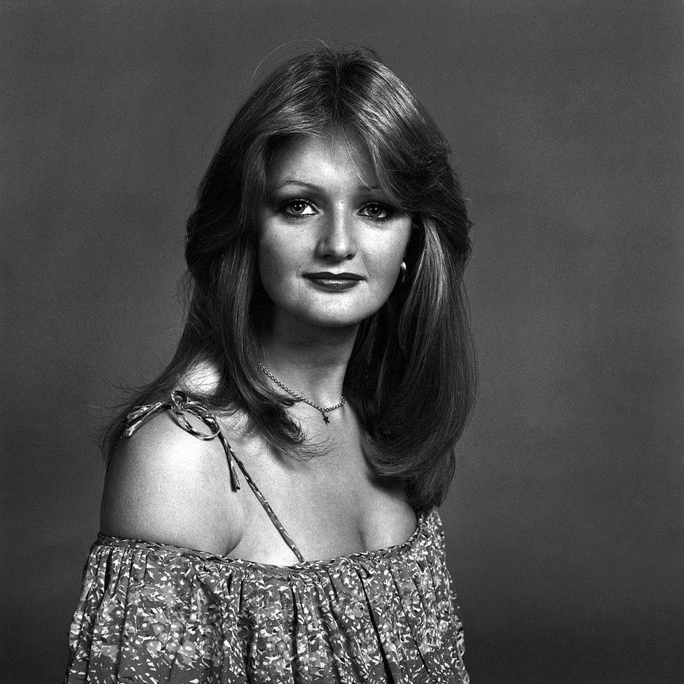 Bonnie Tyler, cunoscută pentru hiturile „Total Eclipse of the Heart”, „Holding Out for a Hero” și „It’s a Heartache”, a murit la vârsta de 75 de ani