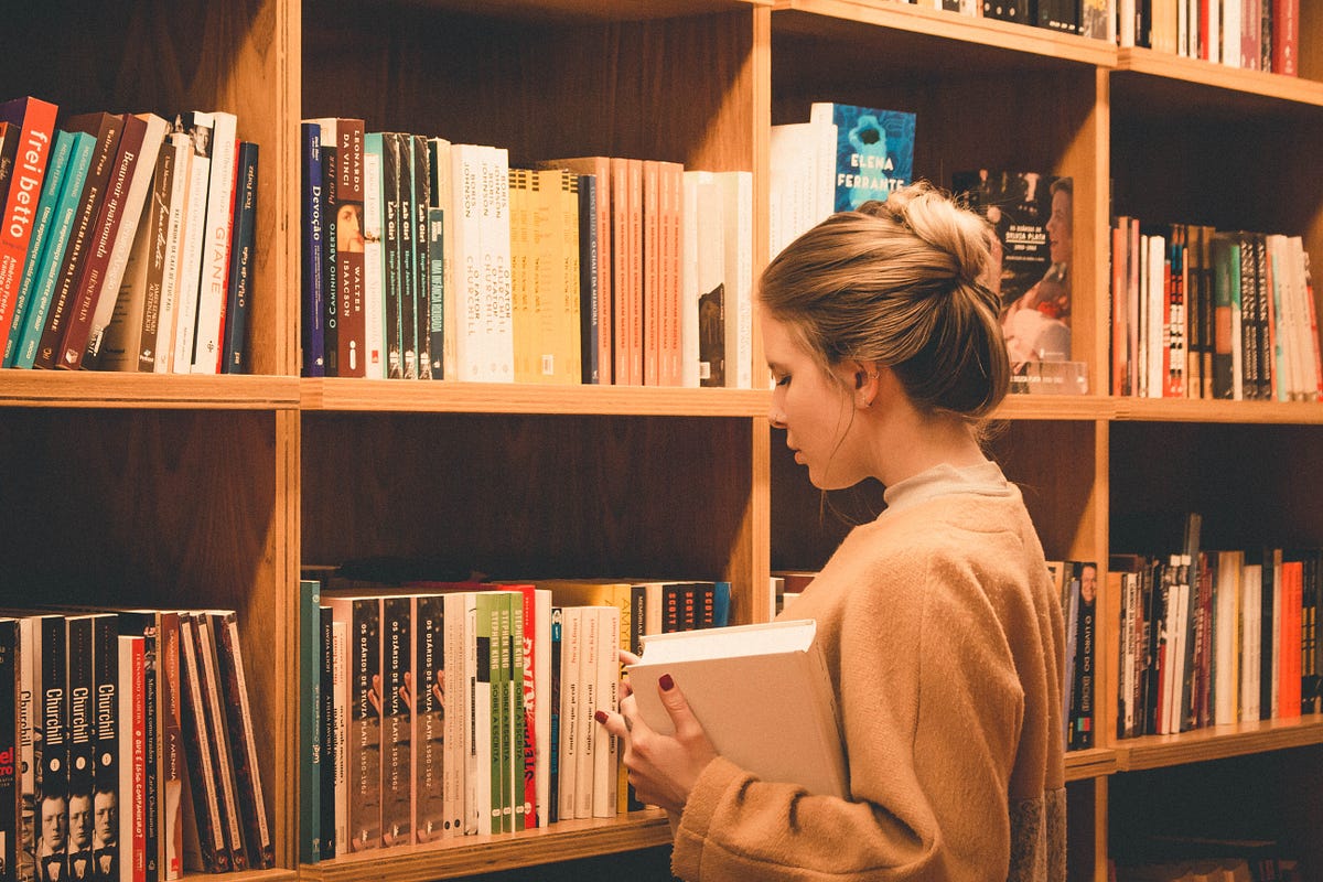 De ce continui să cumperi cărți pe care nu le citești imediat? Fenomenul japonez „tsundoku” și explicațiile din neuroștiință arată cum anticiparea și dopamina influențează relația ta cu lectura