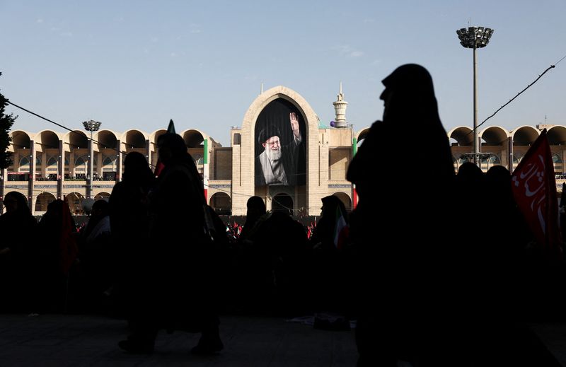 Trei dintre fiii lui Ali Khamenei au participat la funeraliile fostului Lider Suprem al Iranului. Mojtaba Khamenei, succesorul său, nu a fost prezent la ceremonie