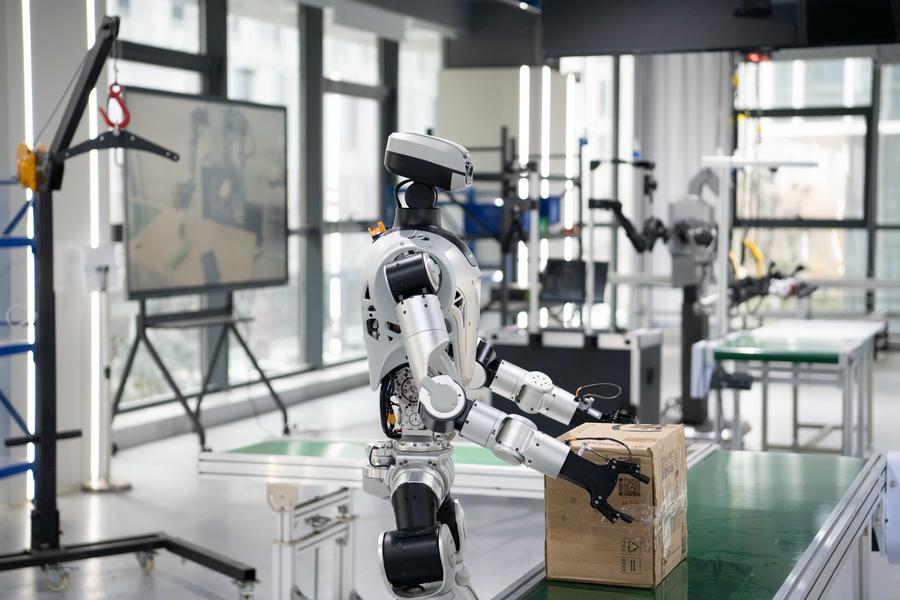 Roboții umanoizi pot fi închiriați cu ziua în China. Sunt folosiți la evenimente, expoziții, campanii de promovare și chiar la cereri în căsătorie