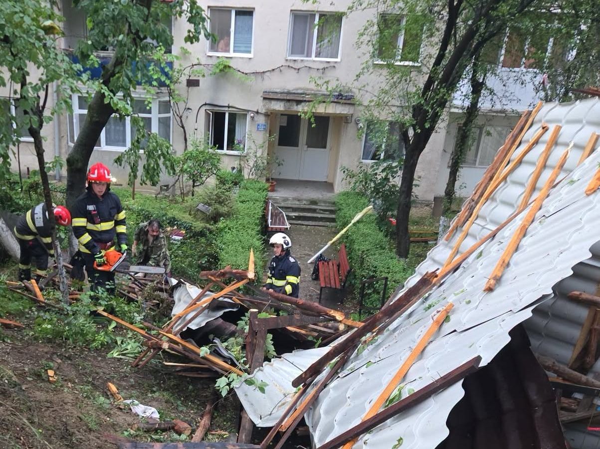 Patru mesaje RO-ALERT au fost emise în București în timpul furtunii. Mai multe străzi au fost inundate, traficul rutier a fost afectat, iar Metrorex a închis temporar stația Piața Victoriei 2