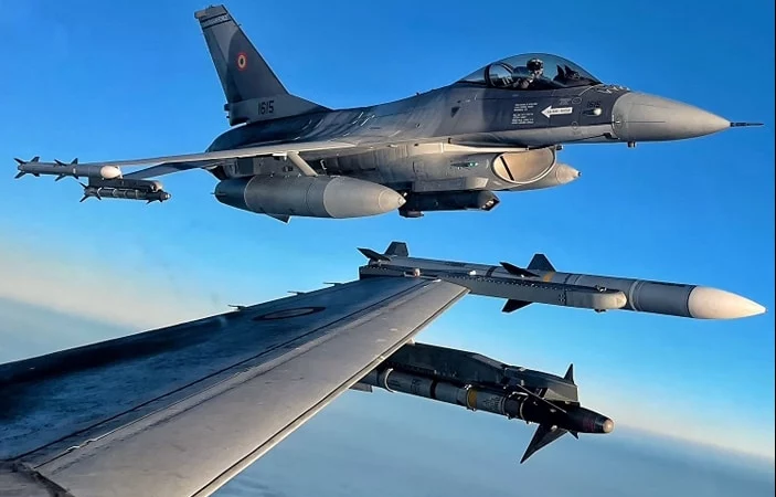 Avioane F 16 romanesti cu rachete AIM 120 AMRAAM si AIM 9X