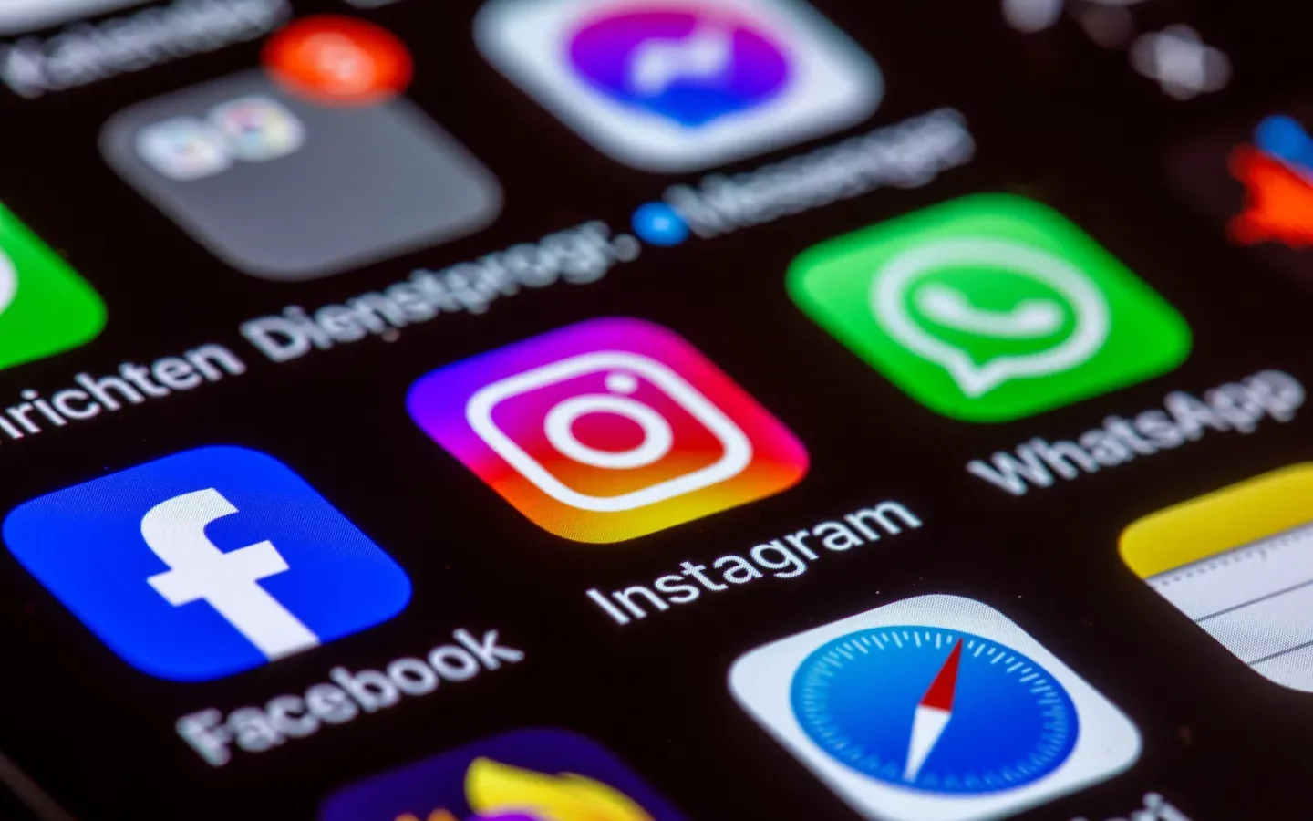 Comisia Europeană acuză Meta: „Facebook și Instagram sunt proiectate să creeze dependență”