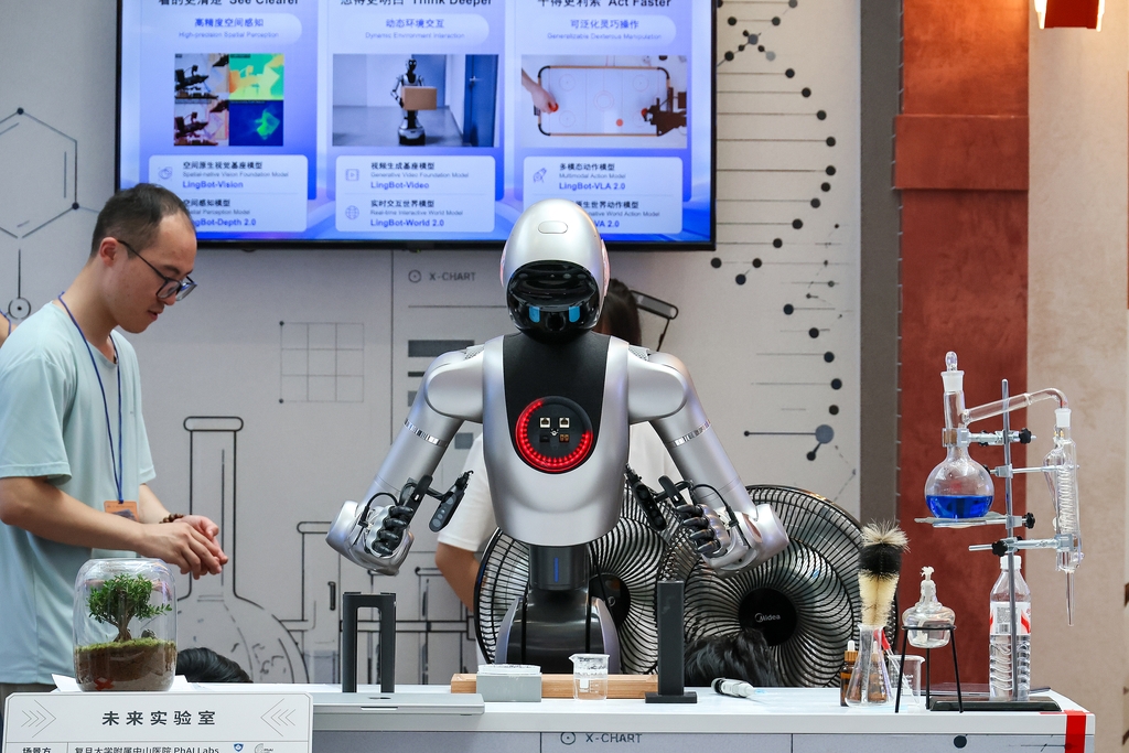 Xi Jinping transformă Conferința Mondială a Inteligenței Artificiale de la Shanghai într-o demonstrație de forță tehnologică. China prezintă modele A.I. și roboți care concurează direct cu Statele Unite
