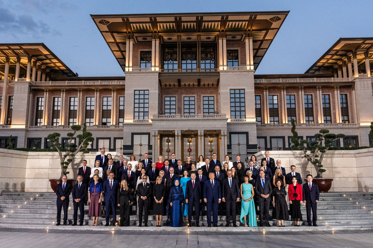 Erdoğan le-a oferit liderilor NATO prezenți la Summitul de la Ankara pistoale gravate cu numele fiecăruia, dar și muniție. Mai multe state au anunțat că armele vor fi dezafectate