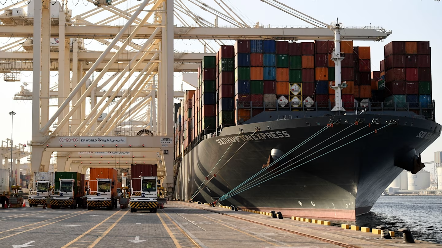 Dubai construiește un nou port în Fujairah pentru a ocoli Strâmtoarea Ormuz. Trump a început să perceapă taxe navelor care o tranzitează