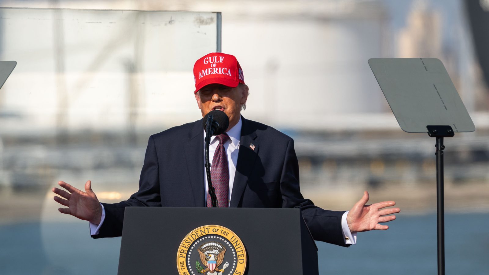 Trump amenință Iranul cu represalii după moartea a trei militari americani. Teheranul avertizează SUA cu „repercusiuni” dacă atacă insula Kharg