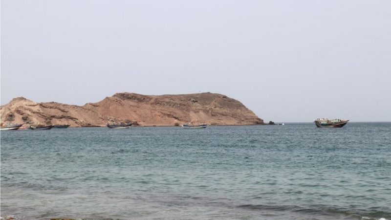 Rebelii Houthi din Yemen au lansat rachete și drone asupra unor instalații petroliere din Arabia Saudită