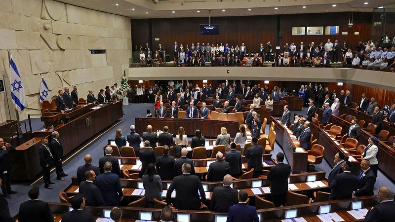 Knesset-ul este autodizolvat înaintea alegerilor din octombrie. Finalizarea mandatului de patru ani este un eveniment rar în istoria Israelului