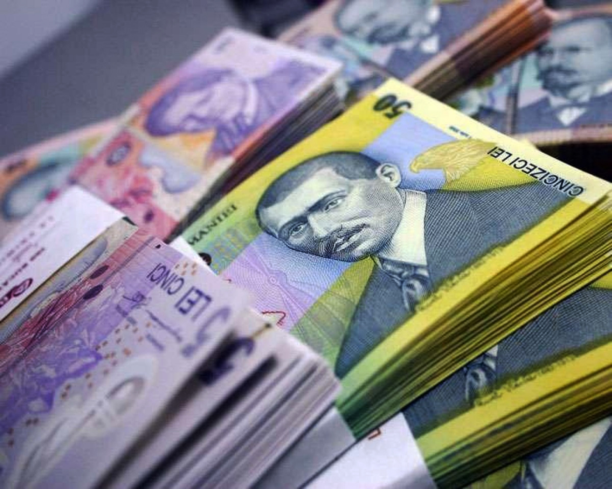 Peste jumătate dintre români evită să vorbească despre bani. Economiile și investițiile rămân subiecte sensibile, arată un studiu Reveal Marketing Research