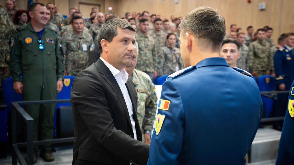 Radu Miruța a înaintat în grad zece militari ai Forțelor Aeriene pentru fapte extraordinare. Au ajutat la misiunile aeriene din Lituania și România