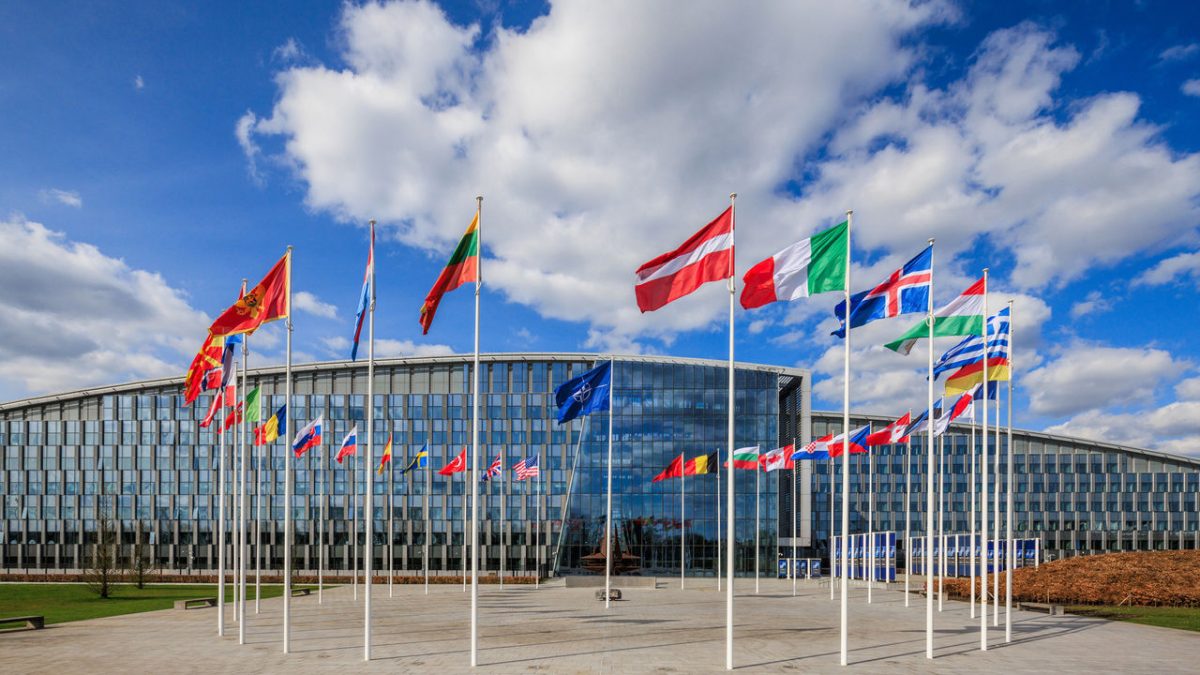 Un stagiar NATO a fost arestat în cartierul general din Belgia sub suspiciunea de spionaj