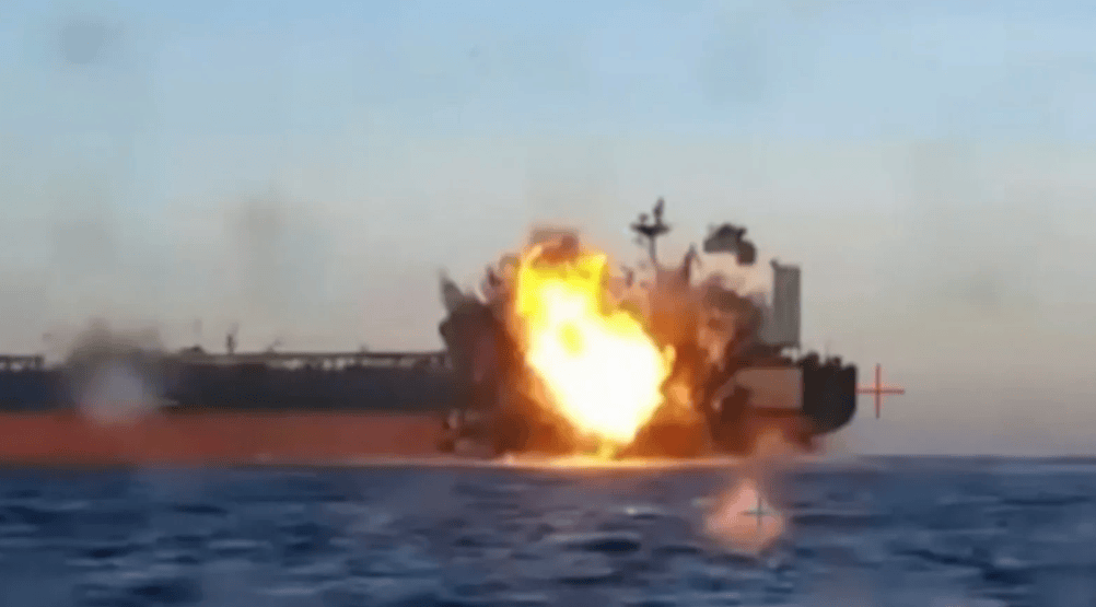 LIVE UPDATE – Un petrolier încărcat cu GPL a  explodat în Marea Neagră lângă Sulina. Trei marinari sunt răniți, iar doi dintre ei au suferit arsuri