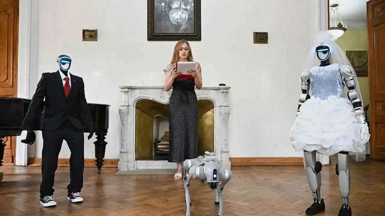 Rusia a organizat prima nuntă pentru un cuplu de roboți umanoizi