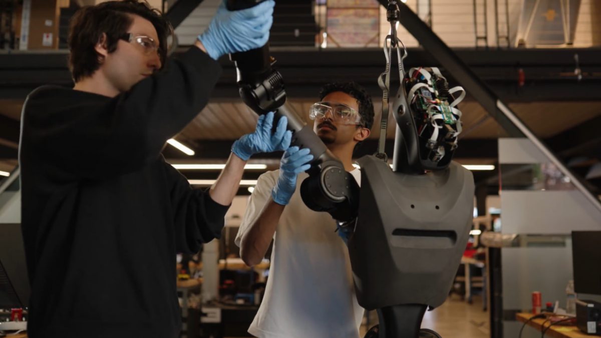 Roboții militari umanoizi asistați de A.I ar putea intra în testare din anul 2027. Foundation Future Industries dezvoltă modele de roboți militari care sunt capabili de identificarea terenului.