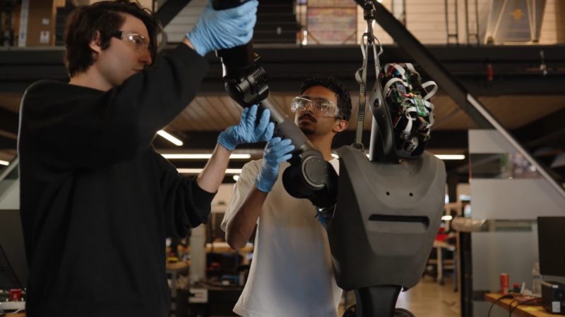Roboții militari umanoizi asistați de A.I ar putea intra în testare din anul 2027. Foundation Future Industries dezvoltă modele de roboți militari care sunt capabili de identificarea terenului