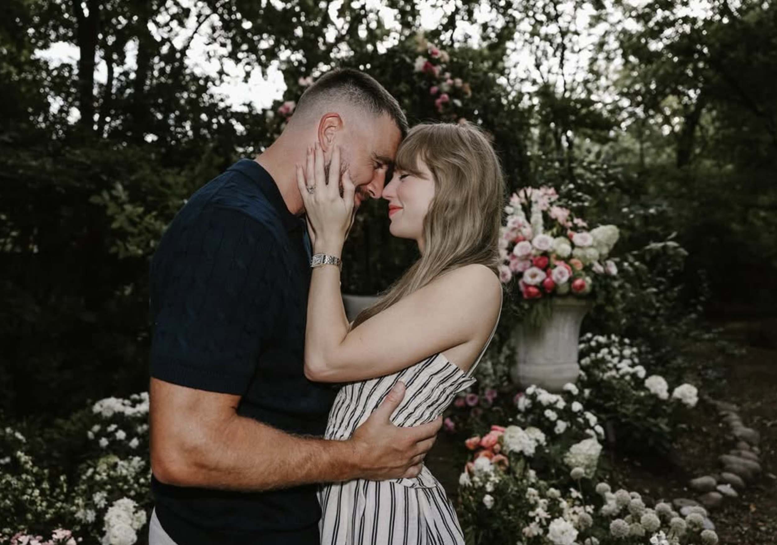 Taylor Swift și Travis Kelce s-au căsătorit, iar Adam Sandler a oficiat ceremonia. Cum ajung nunțile celebrităților să aibă măsuri de securitate comparabile cu cele ale unui summit internațional