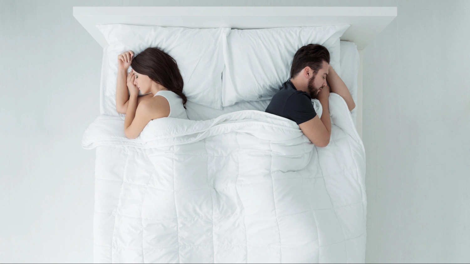 Dormim separat ca să ne culcăm împreună. Trendul „bedroom divorce” prinde teren printre cei între 35-44 de ani