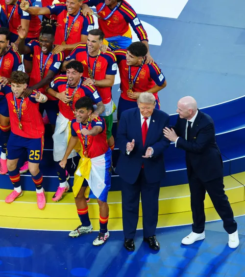 Donald Trump se strecoară în fotografia Spaniei, câștigătoarea Cupei Mondiale