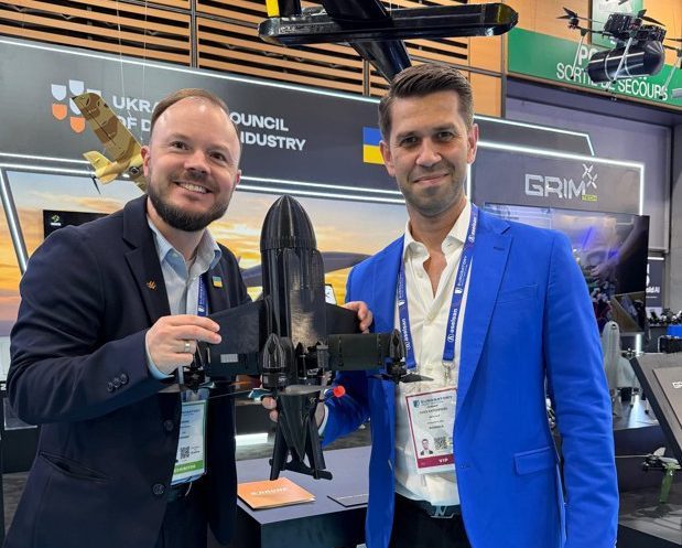 România intră în cursa dronelor militare: fabrică nouă la Cluj-Napoca printr-un parteneriat cu Ucraina. Over Enterprise arată că se poate şi la noi. Vor fi produse 1.000 de drone FPV şi interceptoare pe lună