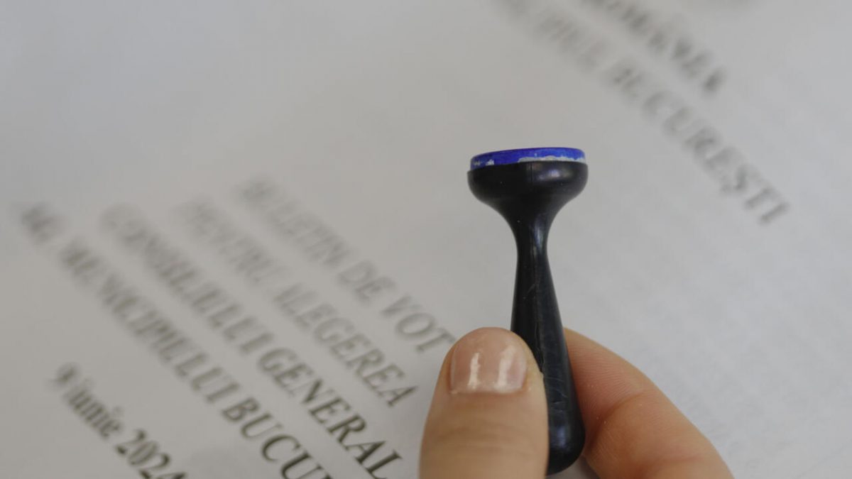 Sondaj CURS: 80% dintre români consideră că România merge într-o direcție greșită, iar doar 16% cred că țara se află pe un drum bun