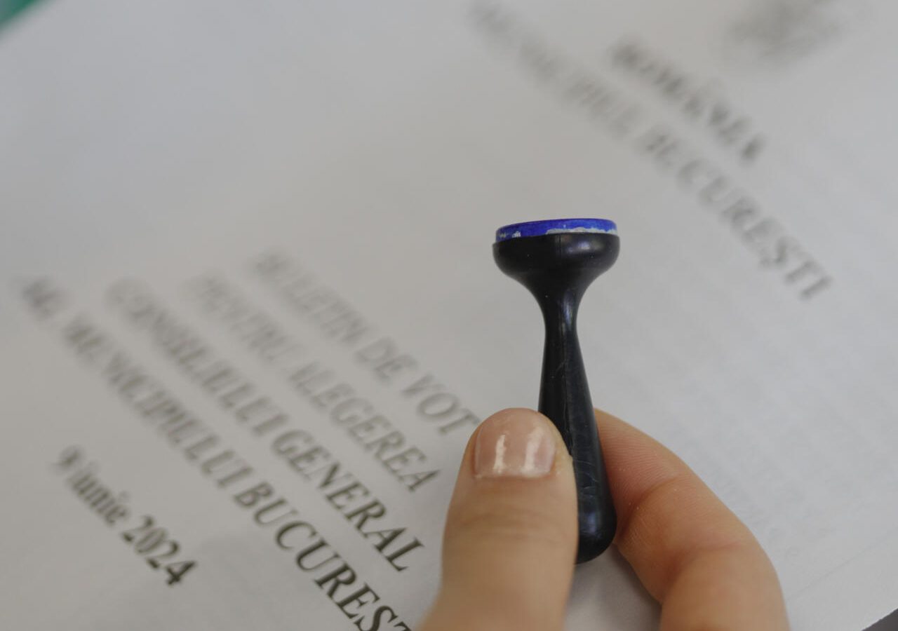 Sondaj CURS: 80% dintre români consideră că România merge într-o direcție greșită, iar doar 16% cred că țara se află pe un drum bun