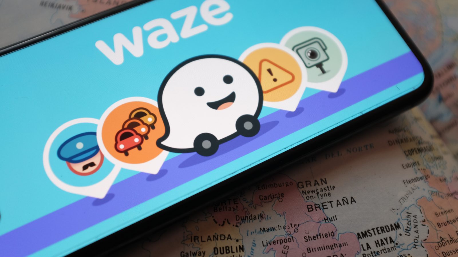 Waze extinde în aplicație funcția care afișează semafoarele direct pe hartă