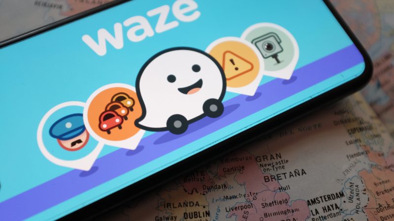 Waze extinde în aplicație funcția care afișează semafoarele direct pe hartă