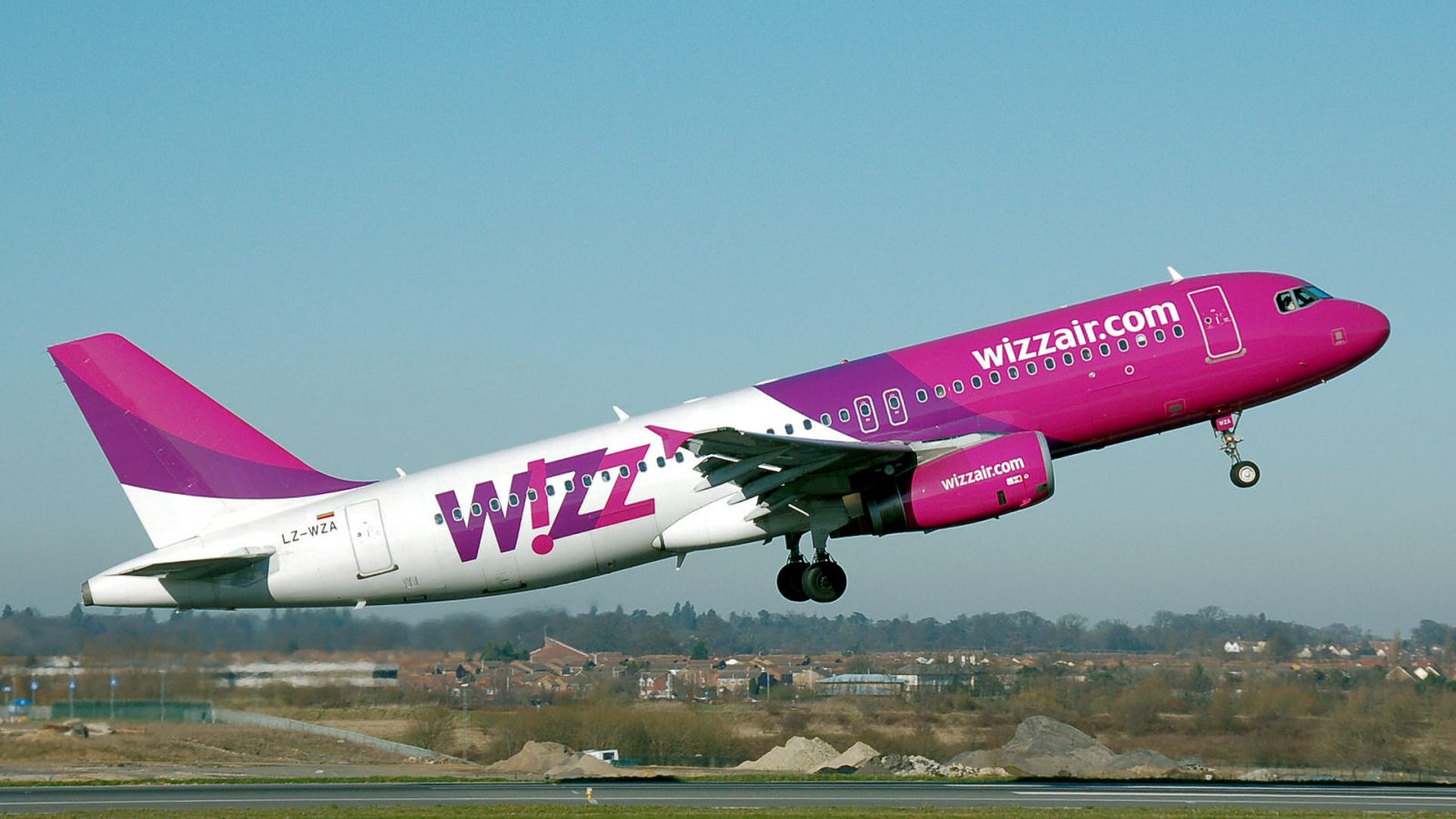 Wizz Air avertizează că noile reguli UE privind bagajul gratuit vor scumpi zborurile