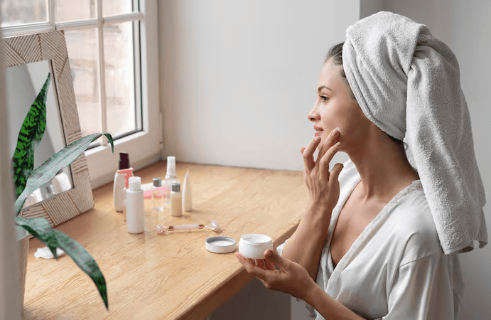 Studiu. Tinerele din Generația Z vor să renunțe la rutinele complicate de skincare și preferă „skinimalismul”: mai puține produse, mai multă hidratare și recomandări bazate pe dovezi științifice