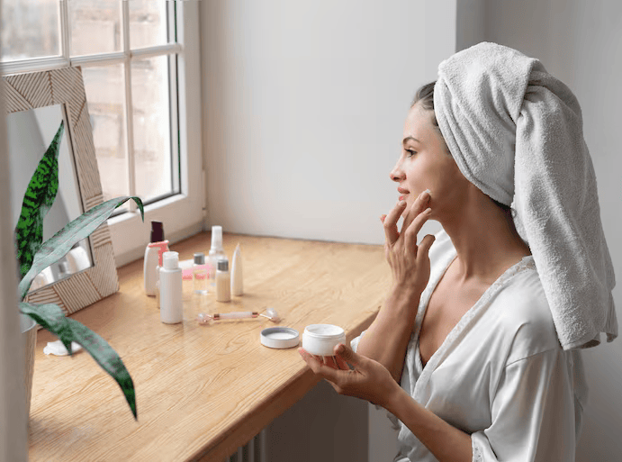 Studiu. Tinerele din Generația Z vor să renunțe la rutinele complicate de skincare și preferă „skinimalismul”: mai puține produse, mai multă hidratare și recomandări bazate pe dovezi științifice