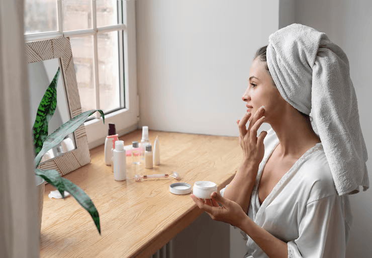 Studiu. Tinerele din Generația Z vor să renunțe la rutinele complicate de skincare și preferă „skinimalismul”: mai puține produse, mai multă hidratare și recomandări bazate pe dovezi științifice